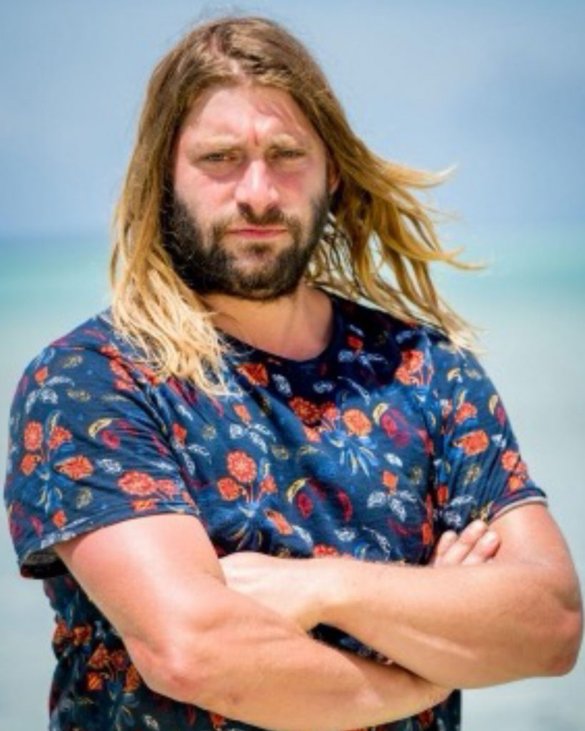 Arnaud Deshayes, finaliste de Koh-Lanta et maraîcher engagé, intervenant en entreprise sur la résilience et les valeurs humaines.