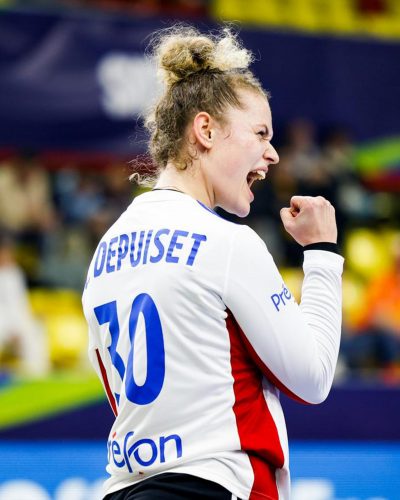 Camille Depuiset – Match équipe de France handball Camille Depuiset, gardienne de l’équipe de France de handball, championne du monde 2023, en action lors d’un match international.