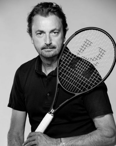 Henri Leconte, légende du tennis français Portrait d’Henri Leconte, figure emblématique du sport français, connu pour son énergie, son humanité et ses conférences inspirantes.