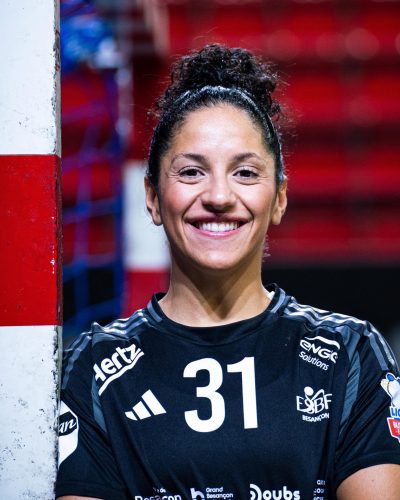 Sabrina Zazaï-Özil – Handballeuse et entrepreneuse engagée Zazaï-Özil, handballeuse professionnelle et intervenante en entreprise sur la résilience, le management et l’engagement.
