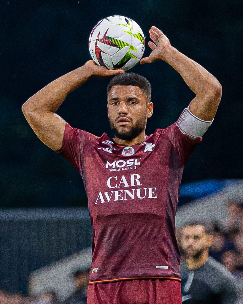 Matthieu Udol en action sous le maillot du FC Metz, capitaine et leader sur le terrain.