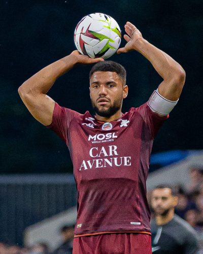 Matthieu Udol – Capitaine du FC Metz en match Matthieu Udol en action sous le maillot du FC Metz, capitaine et leader sur le terrain.